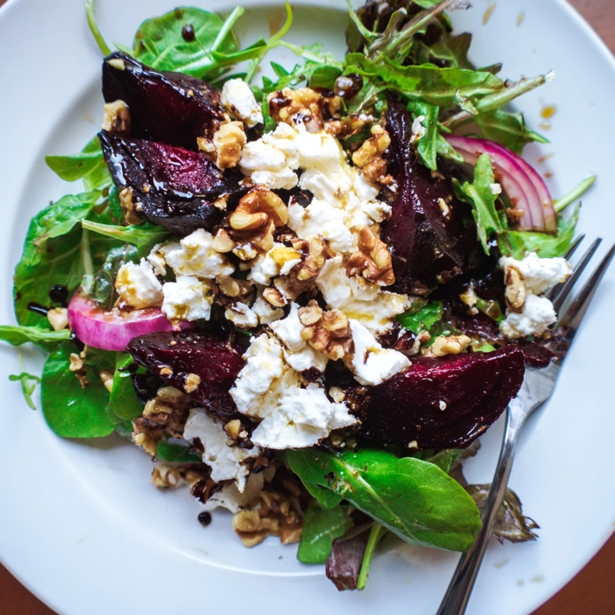 Gerösteter Rübensalat mit Ziegenkäse – Farbenfrohe Teller mit nussigen, süßen und würzigen Aromen.