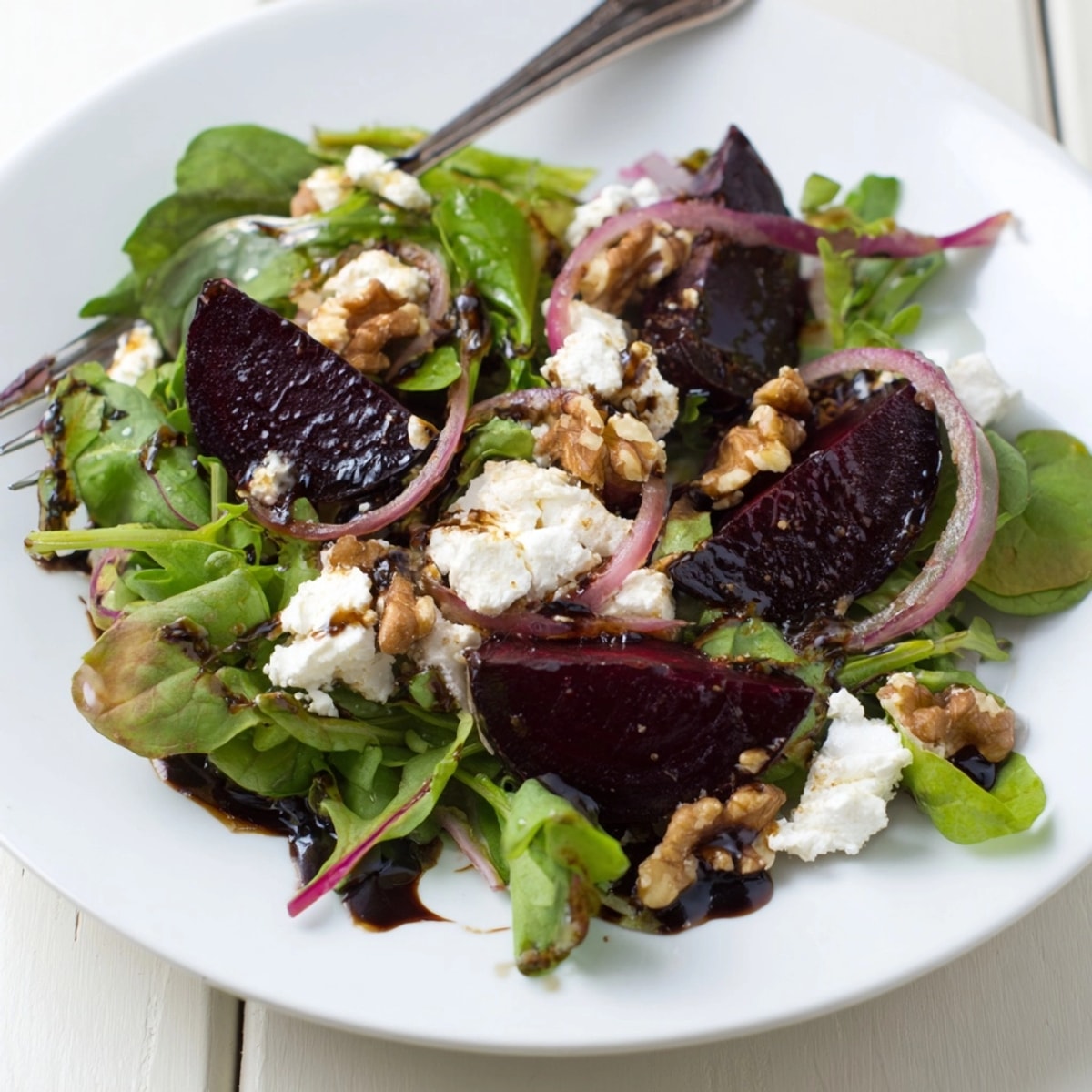 Rezept für einen leckeren, erfrischenden Salat mit gerösteten Rüben, Ziegenkäse und knackigen Walnüssen.