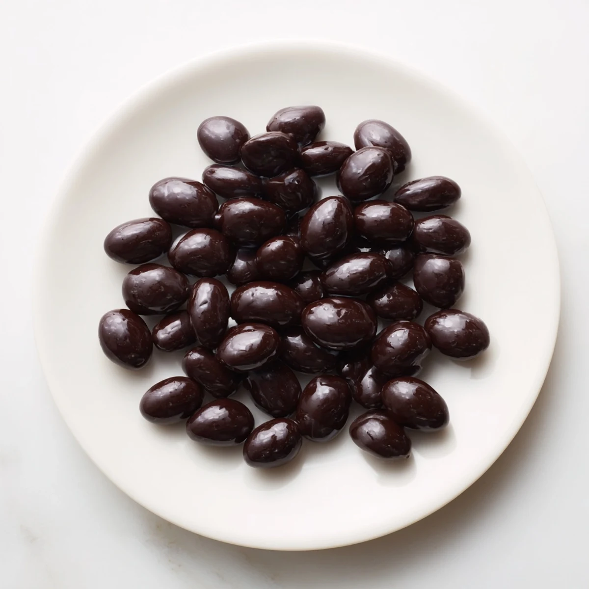 Schokolade umhüllte Rosinen