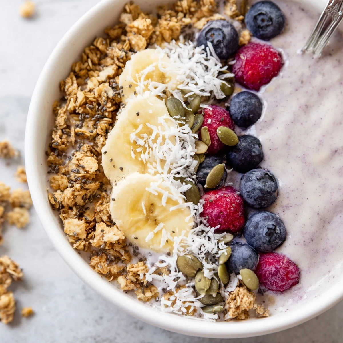 Frisch angerichtete Winter Berry Smoothie Bowl mit Chia Samen, übergossen mit cremigem Bananen-Smoothie und frischen Beeren.
