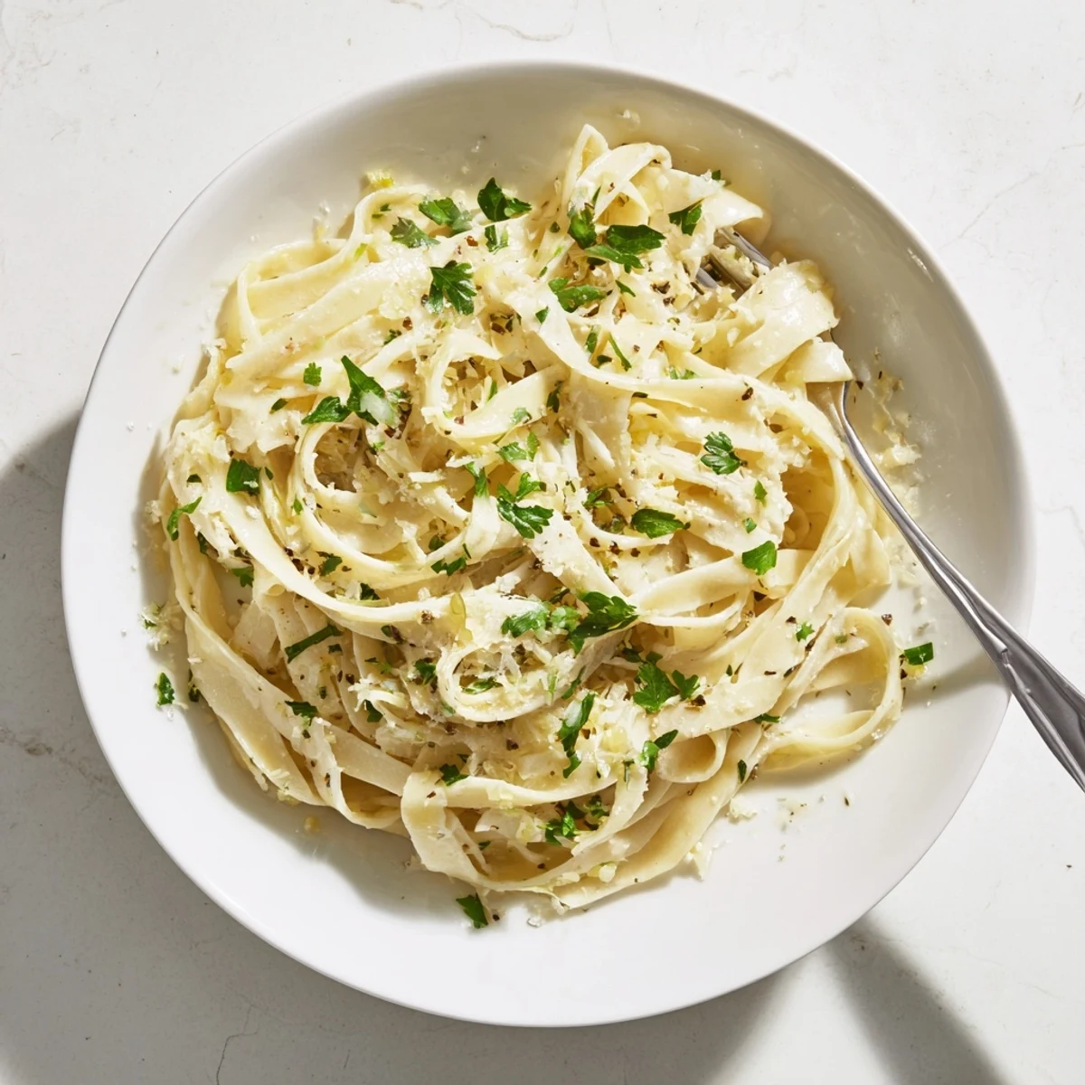 Cremige Abendessen-Pastasauce in einer Schüssel, frisch gekocht und garniert mit glasigen Zwiebeln und Knoblauch.