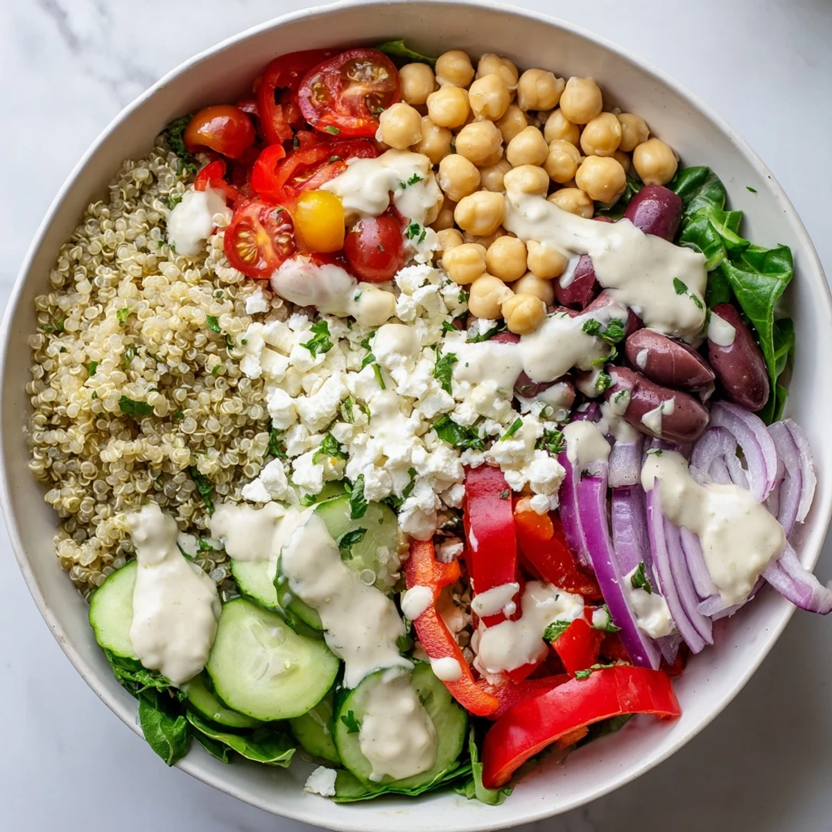 Farbenfrohe Mediterranean Dinner Grain Bowl mit Quinoa, Chickpeas und knusprigem Gemüse.
