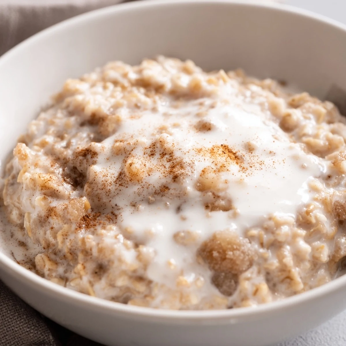 Rustikale Schüssel Irish Oatmeal with Brown Sugar and Cream, angerichtet mit Haferflocken, braunem Zucker und Sahne, perfekt für US-Frühstücke.