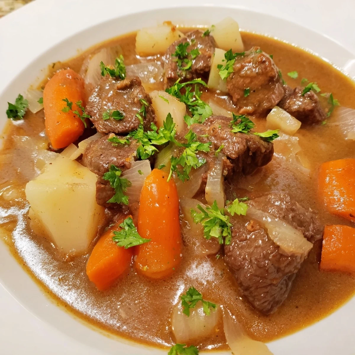 Gekochte Irish Beef and Vegetable Stew, garniert mit frischem Petersilienkraut und neben frischem Brot serviert.