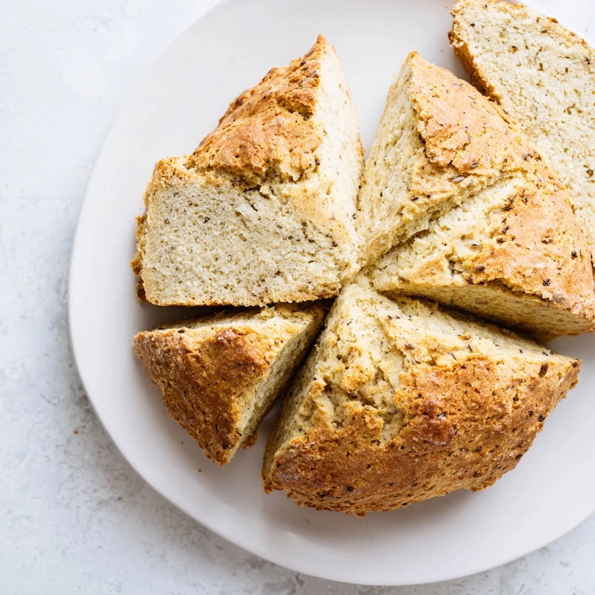 Rustikaler Irish Soda Bread with Caraway aus dem Ofen mit knuspriger Kruste und goldenem Schimmer.
