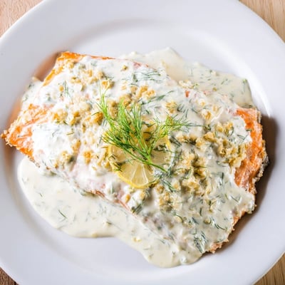 Ein duftendes Lachsfilet mit frischer Dill- und Zitronensauce, perfekt für ein schnelles Abendessen.