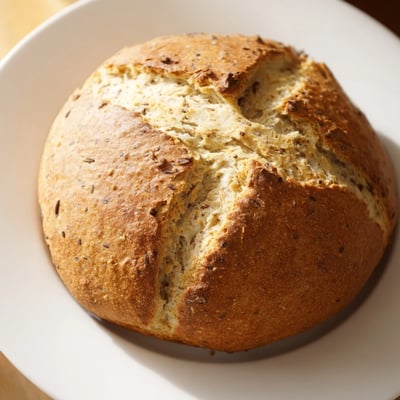 Frisch gebackene Irish Soda Bread mit Caraway, goldbraun und mit Butter belegt