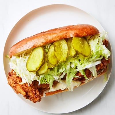 Gebratenes Huhn Sandwich Gurke